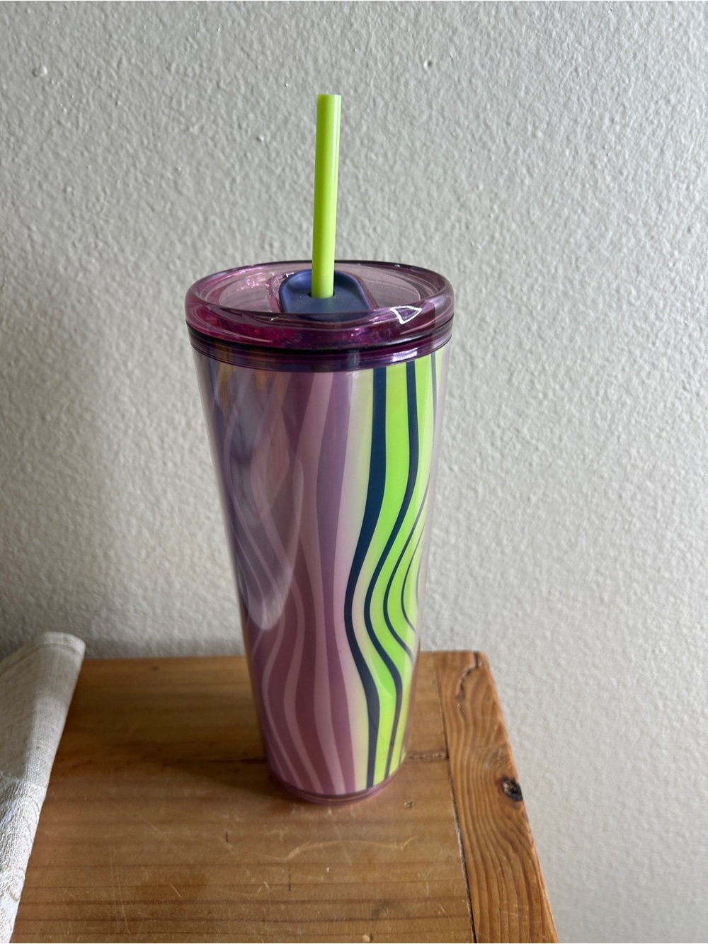 Starbucks 2025 Venti 24 oz Multi-color Geometric Wavy Hot Cold Cup Tumbler